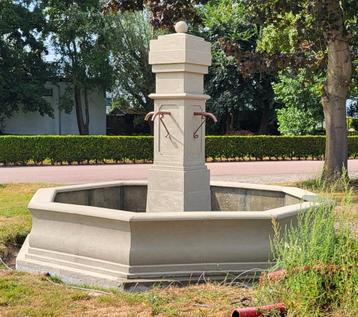 Kolossale Franse dorpsfontein beschikbaar voor biedingen