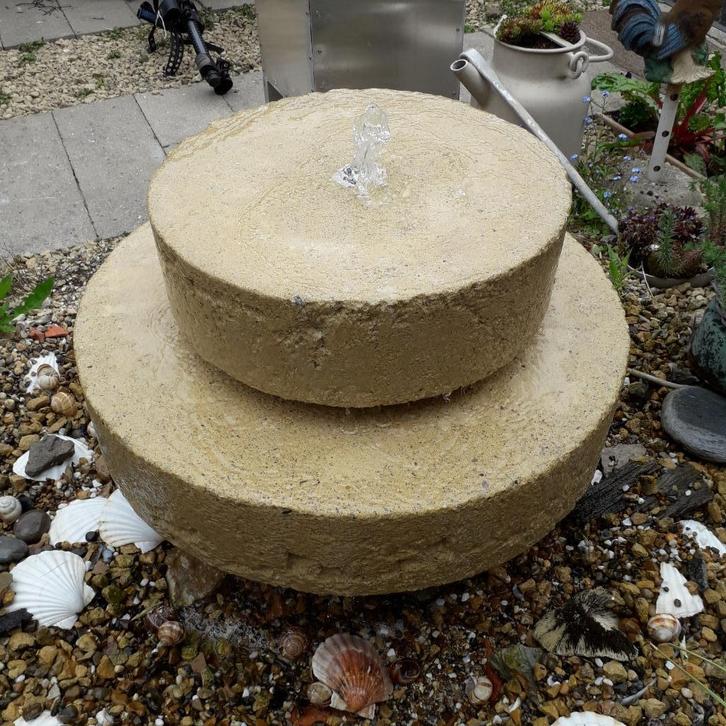 molensteen, Tuin en Terras, Waterpartijen en Fonteinen, Zo goed als nieuw, Fontein, Beton, Ophalen