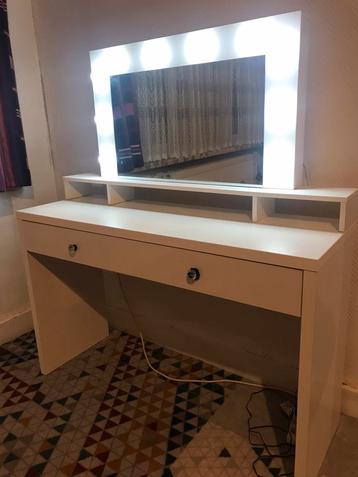 MAKE-UP TAFEL MET LAMP / SCHMİNKTAFEL , NİEUWSTAAT !! beschikbaar voor biedingen