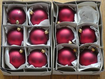 Paarse kerstbollen  beschikbaar voor biedingen
