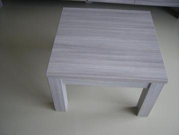 Tafel in de woonkamer beschikbaar voor biedingen