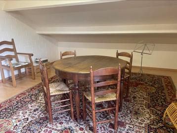 antieke ronde houten tafel met 4 bijpassende stoelen beschikbaar voor biedingen