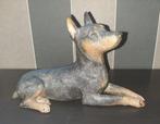 Vintage sculptuur dwerg pinscher gesigneerd Sandra Brue, Ophalen, Zo goed als nieuw, Dier