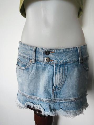 Denim minirok van 40 karaats met lage taille beschikbaar voor biedingen