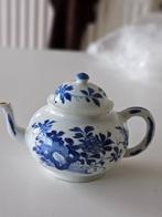 Een Chinese blauwwitte gedekselde theepot met decor van anti, Ophalen of Verzenden