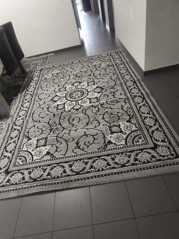 Mooi tapijt te koop beschikbaar voor biedingen