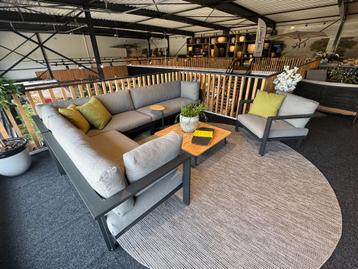 Diphano loungeset met loungestoel en teak tafel beschikbaar voor biedingen
