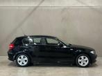 BMW 116i | BENZINE | AIRCO | 5 DEURS, Auto's, BMW, 90 kW, 139 g/km, Zwart, 4 cilinders