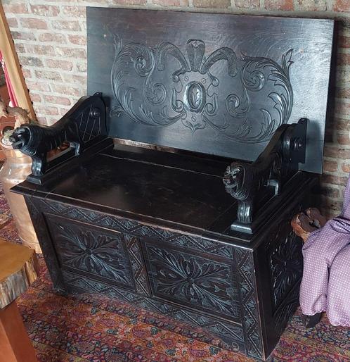 Antieke kistbank in neorenaissance-stijl – zwarte houten kof, Antiek en Kunst, Curiosa en Brocante, Ophalen