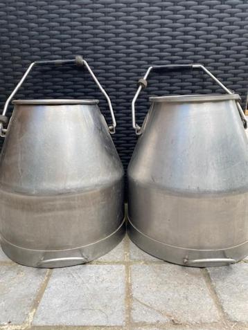 2 xmelkkit in zeer goede staat, zonder deksel beschikbaar voor biedingen