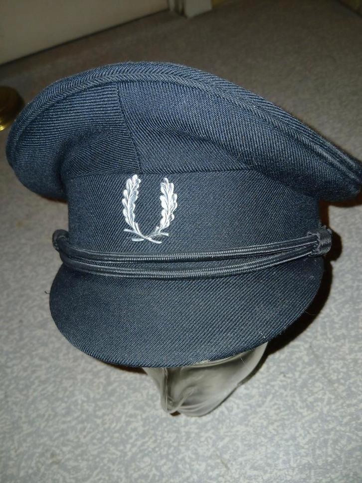 Couvre-chefs issus du secteur funéraire, Collections, Objets militaires | Général, Enlèvement