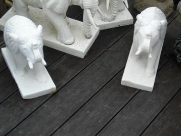Een staande olifant gemaakt van witte marmersteen beschikbaar voor biedingen