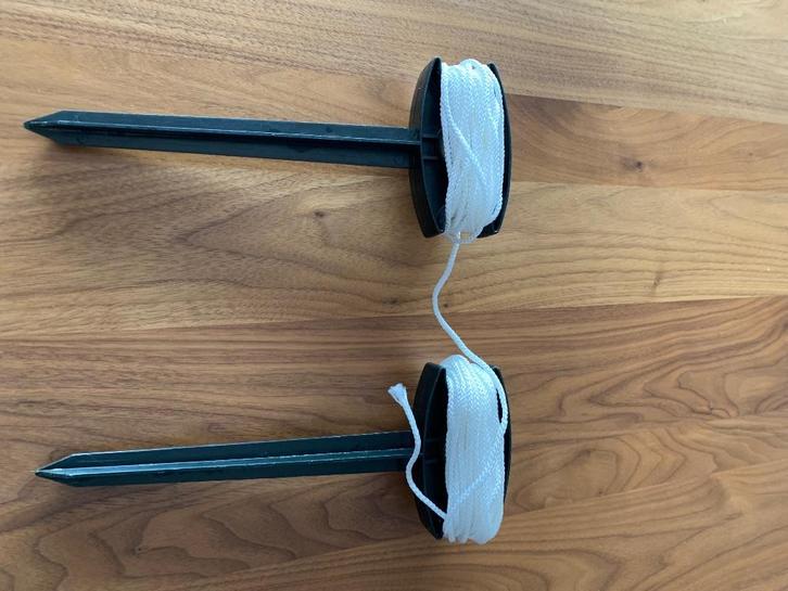 Gelijk nieuw  twee zwarte plantenstokken, Doe-het-zelf en Bouw, Gereedschap | Handgereedschap, Nieuw, Ophalen of Verzenden