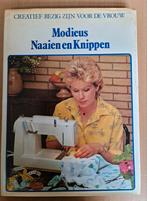 Boek : creatief bezig zijn voor de vrouw : modieus naaien, Hobby en Vrije tijd, Ophalen of Verzenden, Zo goed als nieuw