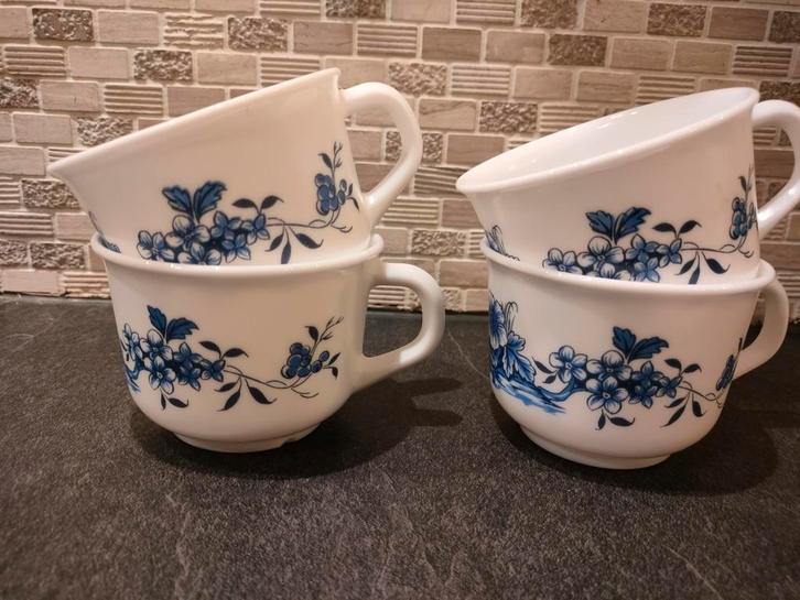 4 kopjes Arcopal blauwe bloemen, Antiek en Kunst, Antiek | Servies los, Ophalen of Verzenden