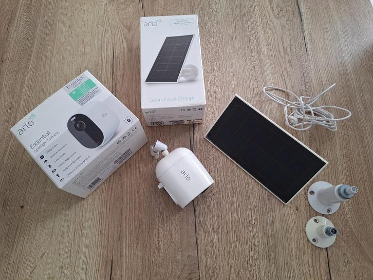 Arlo Essential Spotlight-camera + zonnepaneel, Audio, Tv en Foto, Videobewaking, Gebruikt, Buitencamera, Ophalen of Verzenden