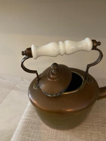 Antieke koperen waterketel beschikbaar voor biedingen