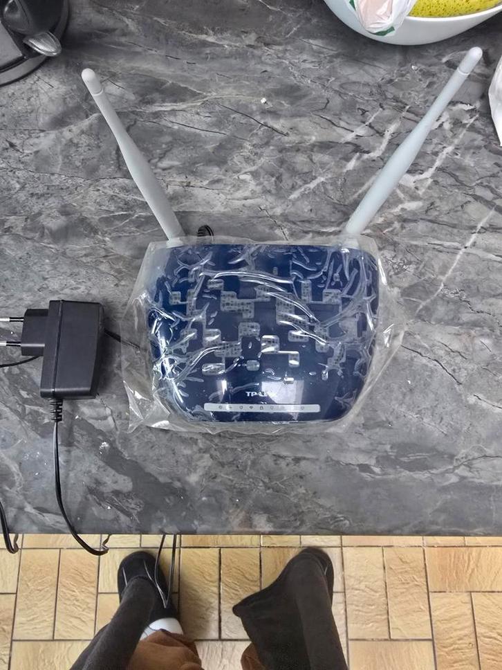 ADSL2-modemrouter van 300 Mbps + WiFi N, Computers en Software, Routers en Modems, Nieuw, Router, Ophalen