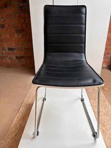 4 stoelen zwart-wit  beschikbaar voor biedingen