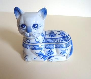 Kat, kitten handbeschilderd vintage porseleinen dekseldoosje beschikbaar voor biedingen