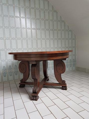 Ronde salontafel, doorsnede 98 cm, op vier leeuwenpootjes.