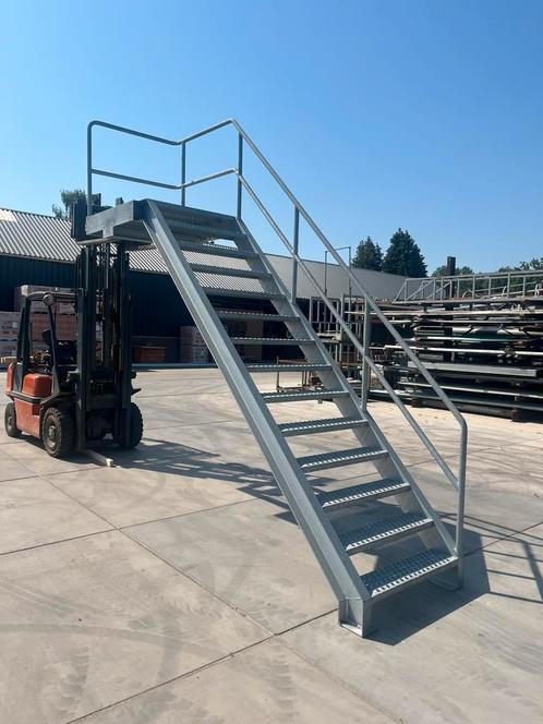 Mooie gegalvaniseerde trap (zo goed als nieuwe), Doe-het-zelf en Bouw, Ladders en Trappen, Zo goed als nieuw, Trap, 2 tot 4 meter