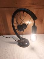 Fietswiel tafellamp in steampunk & industriële stijl, Moins de 50 cm, Enlèvement ou Envoi, Comme neuf, Métal
