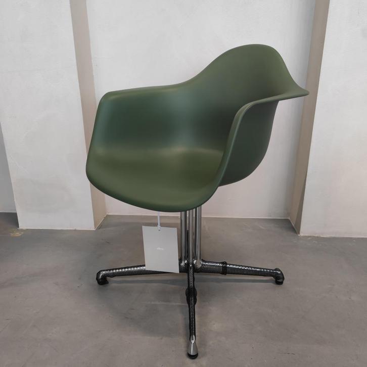 Vitra Eames Plastic Armchair – Forest (RE) met Polished Base, Antiek en Kunst, Antiek | Meubels | Stoelen en Sofa's, Ophalen of Verzenden