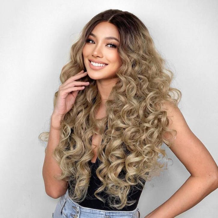 Weelderige blonde krullen pruik met lace front Yoni, Handtassen en Accessoires, Uiterlijk | Haarverzorging, Nieuw, Pruik of Haarverlenging