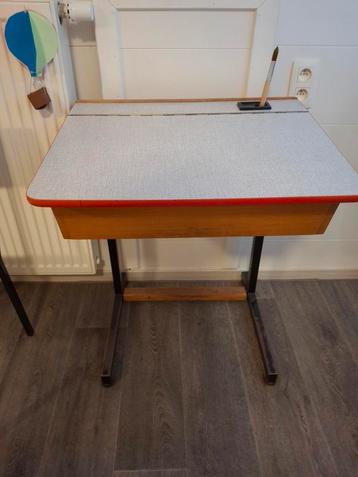 Retro bureau  beschikbaar voor biedingen