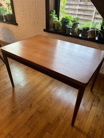 Vintage eettafel beschikbaar voor biedingen