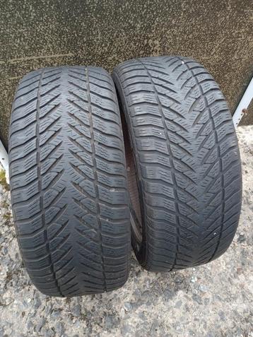 4 winterbanden, 2 Goodyear-banden en 2 Uniroyal 215 55 bij 1 beschikbaar voor biedingen
