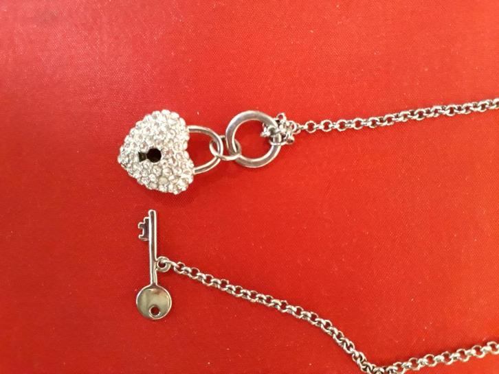 Saint Valentin : Collier pendentif cœur+clef (Fiell), Bijoux, Sacs & Beauté, Colliers, Comme neuf, Argent, Argent, Avec pendentif