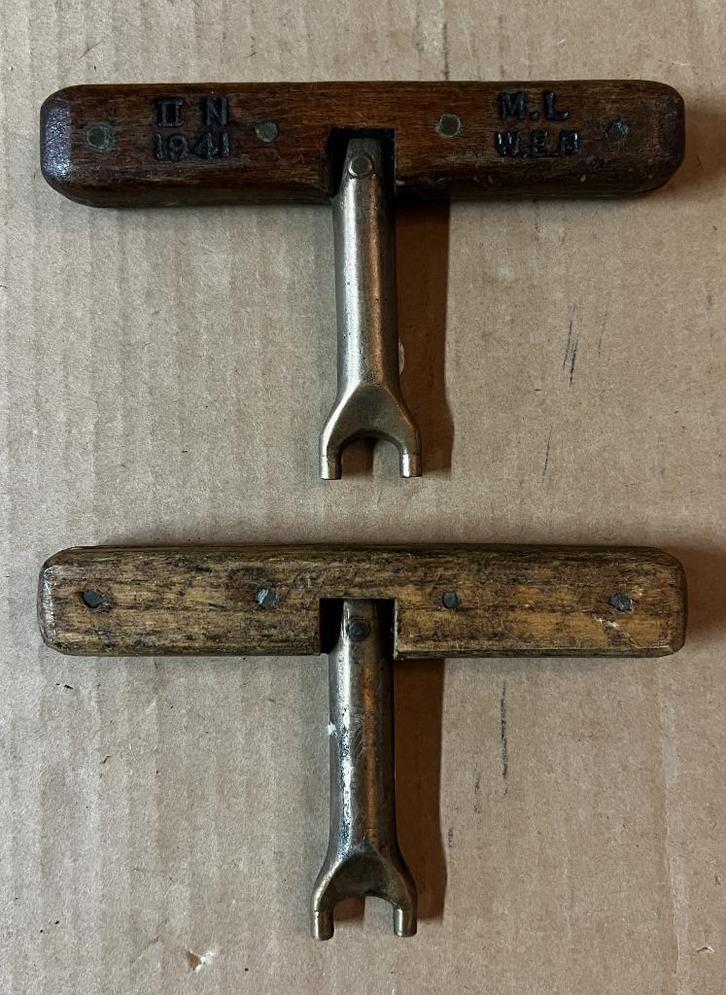 WO2 - 2 Britse T sleutels - 2 Removal Tools - 1941 - 1944, Verzamelen, Militaria | Tweede Wereldoorlog, Overige soorten, Overige typen