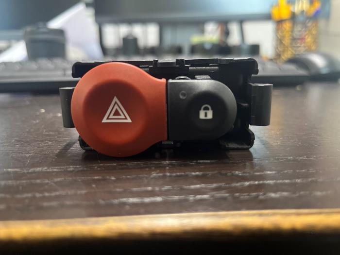 Commutateur éclairage d'urgence d'un Renault Clio, Autos : Pièces & Accessoires, Tableau de bord & Interrupteurs, Renault, Utilisé