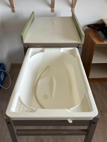 Verzorgingstafel en babybad (commode) beschikbaar voor biedingen