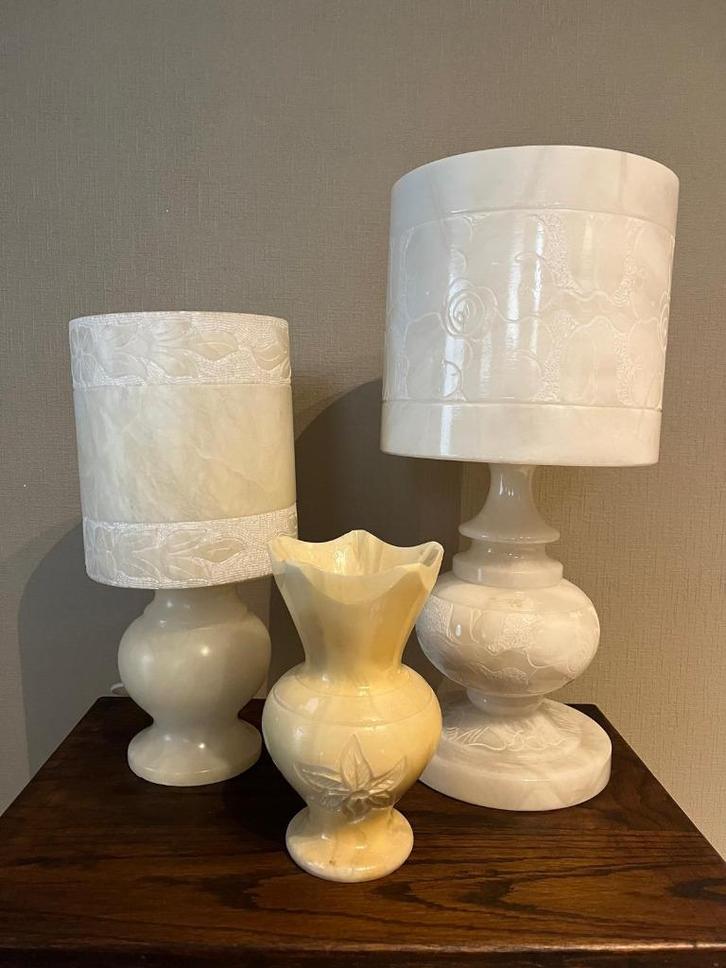 Set van twee albasten tafellampen + vaas, Huis en Inrichting, Lampen | Tafellampen, Zo goed als nieuw, 50 tot 75 cm, Overige materialen