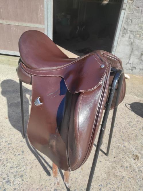 Bates innova dressuurzadel 17.5", Animaux & Accessoires, Chevaux & Poneys | Selles, Utilisé, Dressage, Enlèvement ou Envoi