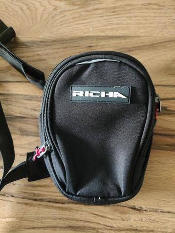 Richa beentas beschikbaar voor biedingen