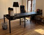 Zwart modern kantoorbureau met kabelgaten, Vergader- of Presentatieruimte, Ophalen, Gebruikt, Bureau