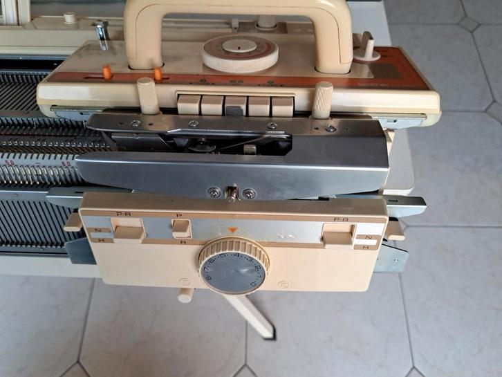 Brohter KH 860 met onderbed en uitleg hoe het werkt, Hobby en Vrije tijd, Breien en Haken, Breien, Ophalen
