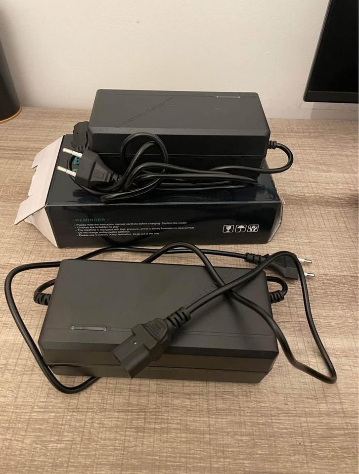 2 Chargeurs OOTD T-10, Vélos & Vélomoteurs, Accessoires vélo | Batteries de vélo, Comme neuf, Enlèvement