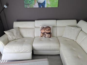 Witte zetel in leer met elektrische relax en verstelbare hoo beschikbaar voor biedingen