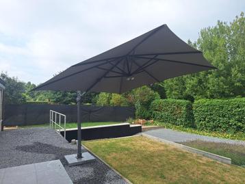 Zweefparasol met LED verlichting 3x3M  met zwenkvoet beschikbaar voor biedingen