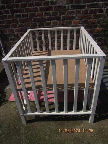 Parc à barreaux en bois blanc pour bébé ou lit