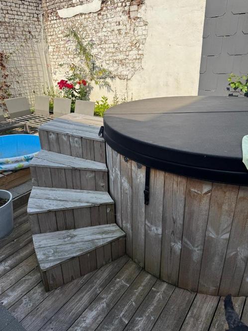 Hottub met houtkachel, Tuin en Terras, Bubbelbaden en Hottubs, Gebruikt, Vast, Afdekzeil, Filter, Trap, Ophalen