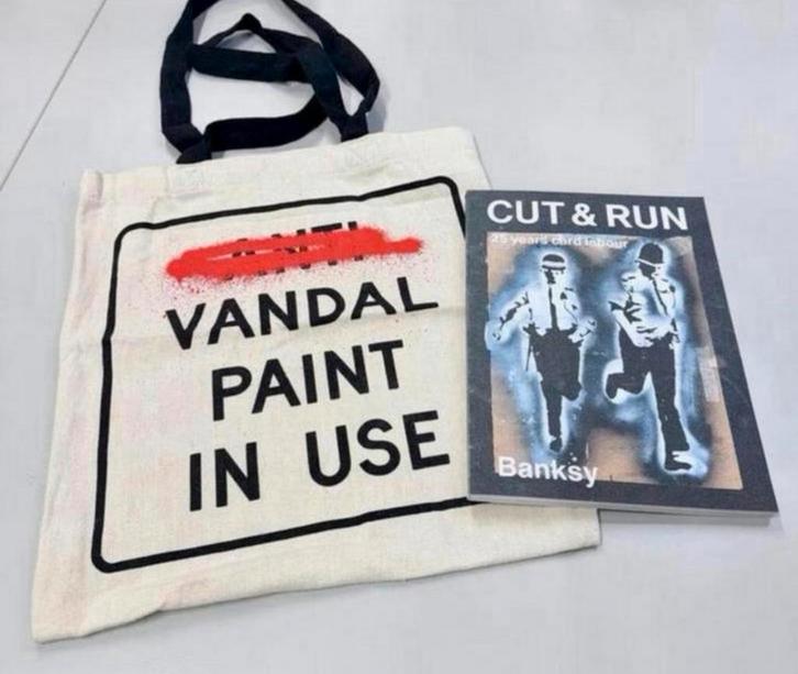 BANKSY Cut and Run - Boek en Tas, nieuw merchandise Set, Verzamelen, Muziek, Artiesten en Beroemdheden, Nieuw, Boek, Tijdschrift of Artikel