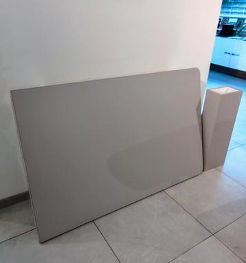 Stevige keukentafel ophangbaar met 2 afgeronde hoeken beschikbaar voor biedingen