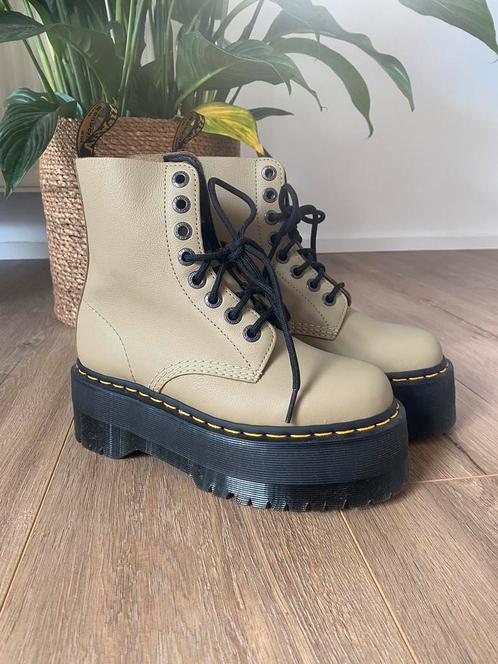 Dr. Martens Vertes/Beiges, Vêtements | Femmes, Chaussures, Neuf, Boots et Botinnes, Vert, Enlèvement ou Envoi