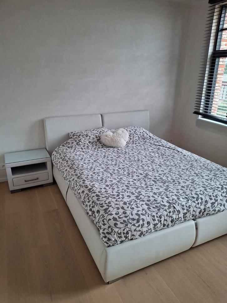 bed 2mx1,60m inclusief lattenbodem, matras en nachtkastje, Antiek en Kunst, Antiek | Meubels | Bedden, Ophalen